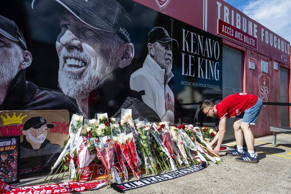 Stade Brestois fans displaying a tribute banner for Eric Roy