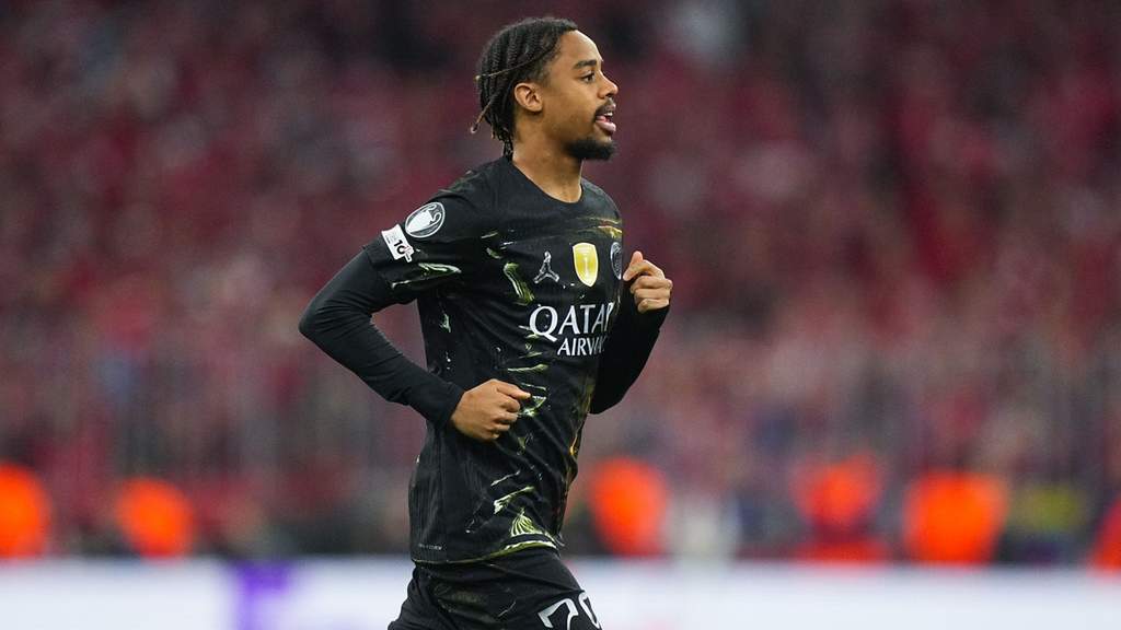 Bradley Barcola in action during a Ligue 1 match.