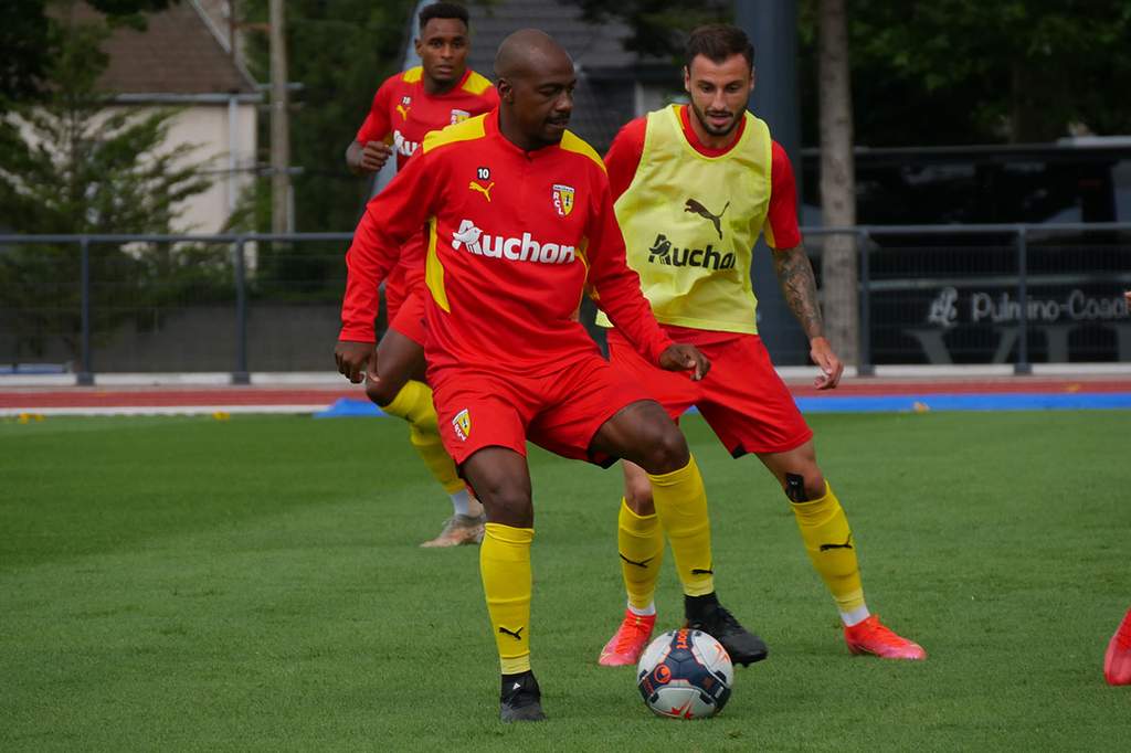 Gael Kakuta playing in the famous red and gold RC Lens kit.