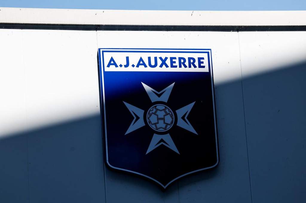 Young Chinese striker Xiangxin Wei posing with Auxerre jersey
