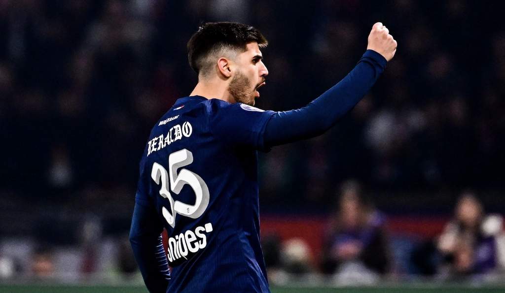 Lucas Beraldo Extends PSG Deal with Tactical Shift