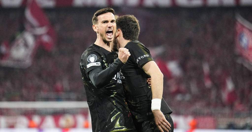 Fabian Ruiz controlling the ball during a Ligue 1 match.