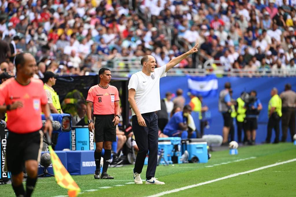Thomas Tuchel talking with Kylian Mbappe during the World Cup